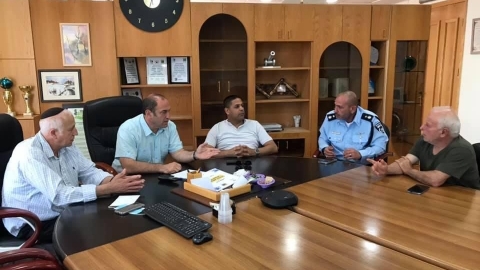 עדכון עם מתח מעלות ראש העיר הסגן וממ והסגן היוצא והנכנס במהלך שומר החומות.jpg