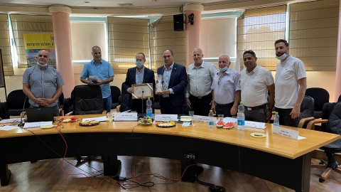 הענקת תשורה ותעודת הוקרה לשר.jpg