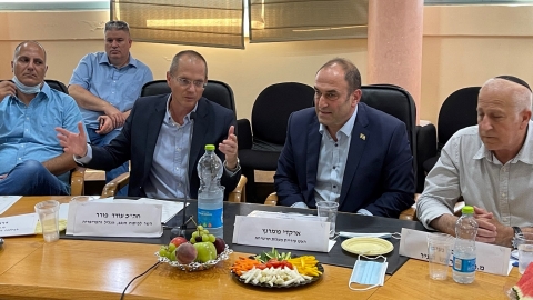 השר וראש העיר במהלך הדיון באולם הישיבות.jpg