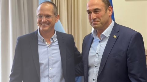 ראש העיר והשר בלשכת ראש העיר.jpg
