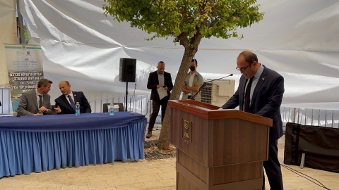 ראש עיריית מעלות תרשיחא ארקדי פומרנץ נואם.jpg