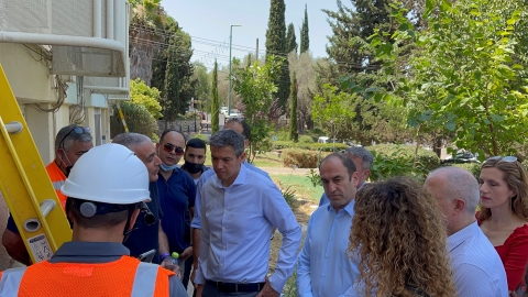 רהע ושר התקשורת ליד עמדת חיבור ברחוב מעלה חסון במעלות.jpg