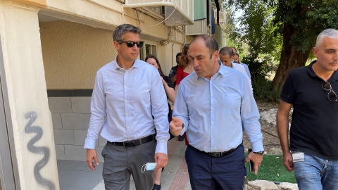 רהע ושר התקשורת במהלך סיור ברחוב מעלה חסון.jpg