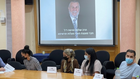 משפחתו של הרב סויסה במהלך הישיבה.jpg