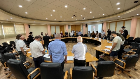 דקת דומיה בישיבת ההתייחדות לזכרו של שלמה סוויסה.jpg