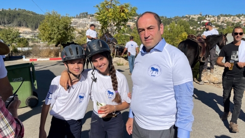 ראש העיר עם הרוכבות הצעירות.jpg
