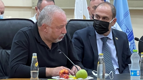 רהע ושר האוצר ליברמן במהלך ישיבת העבודה.jpg