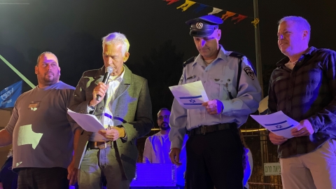 מימין נועם בירן איציק פסמן ואבי סוויסה מדליקי המשואה בתחום הביטחון.jpg