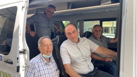 רהע מנכל העיריה ויור העמותה מתיישבים ברכב החדש.jpg