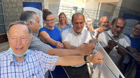 רהע יחד עם נציגת הקרן ויור העמותה גוזרים את הסרט.jpg