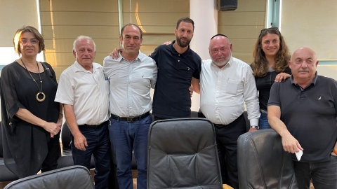סגן וממ רהע החדש יוגב אפוטה יחד עם רהע וחברי הקואליציה.jpg