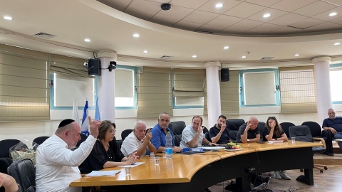 חברי הקואליציה מצביעים בעד מינוי סגן וממ רהע החדש יוגב אפוטה.jpg