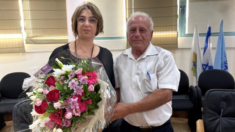 סגן רהע נחלה טנוס מעניק זר פרחים להלן שחאדה.jpg