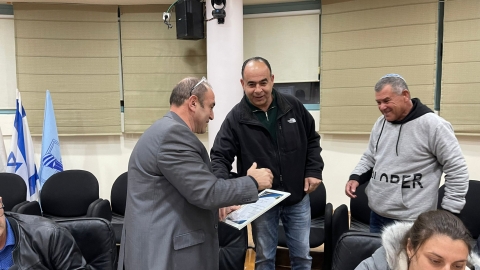 רהע מעניק תעודת הצטיינות למשה שופן.jfif